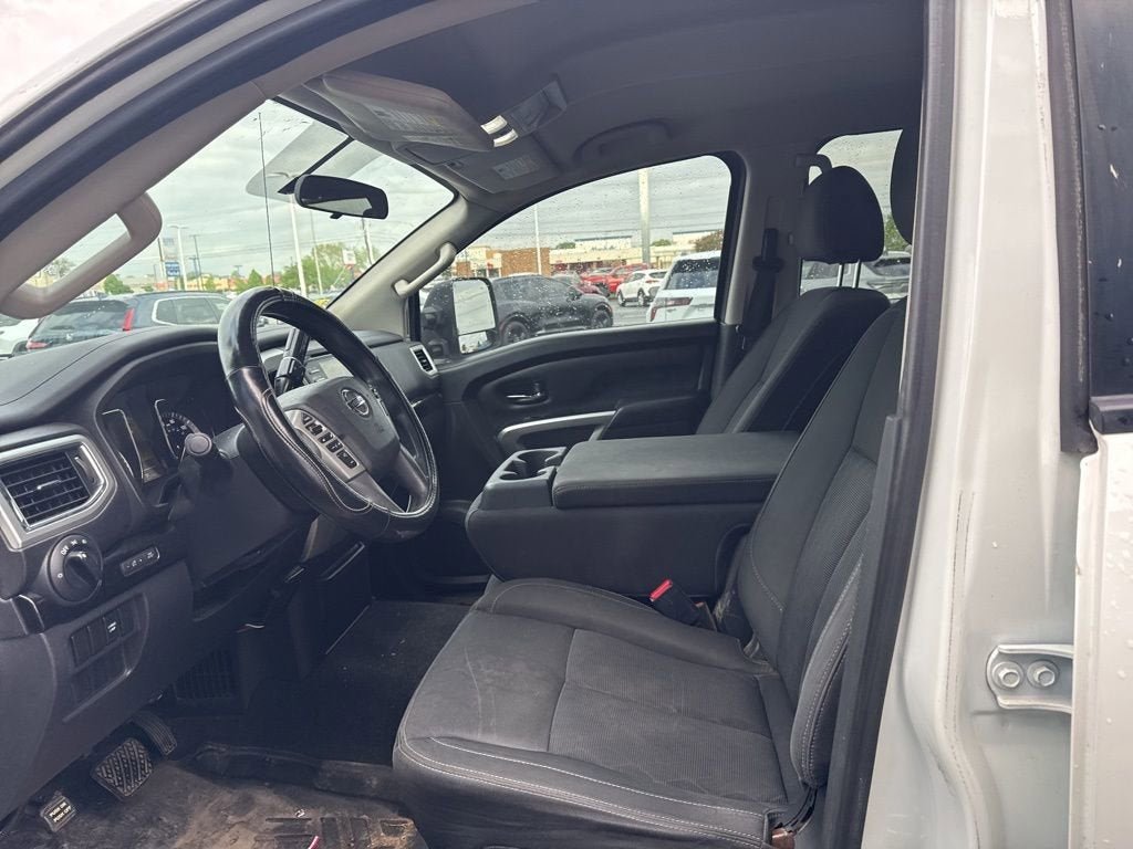 2017 Nissan TITAN SV