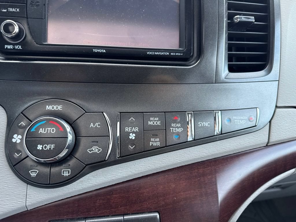 2014 Toyota Sienna XLE V6 8 Passenger