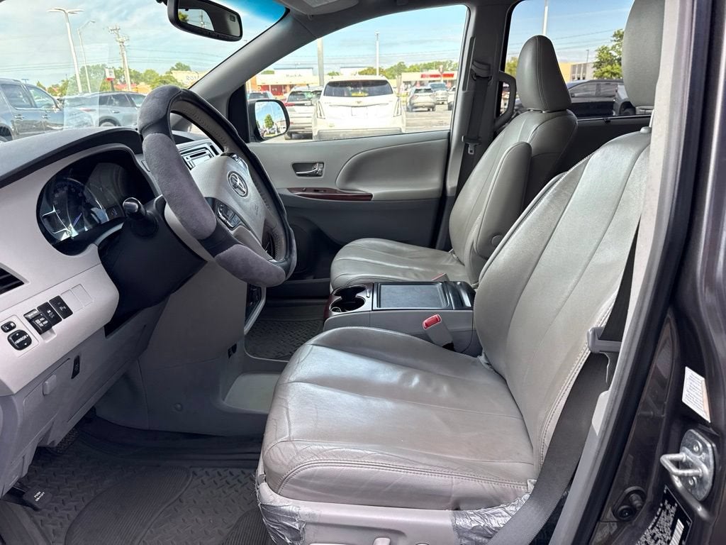 2014 Toyota Sienna XLE V6 8 Passenger