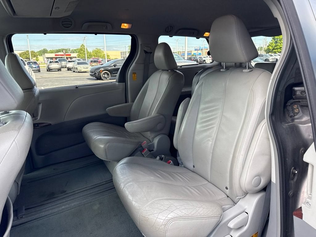 2014 Toyota Sienna XLE V6 8 Passenger