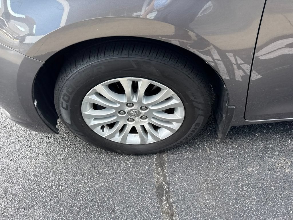 2014 Toyota Sienna XLE V6 8 Passenger