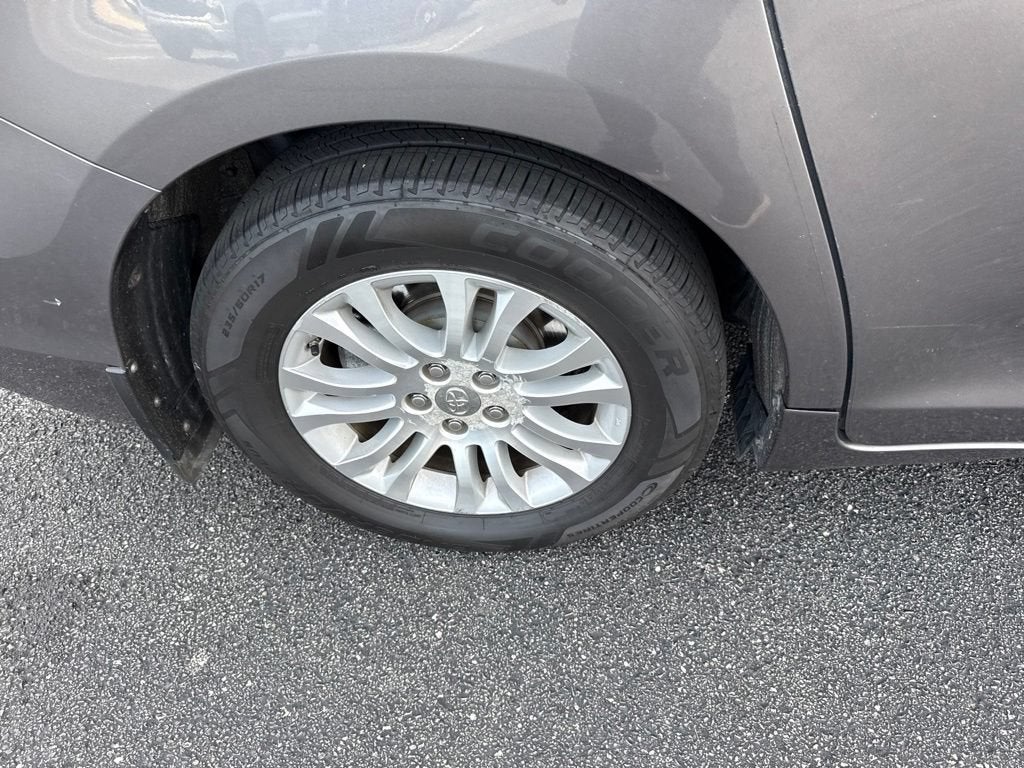 2014 Toyota Sienna XLE V6 8 Passenger