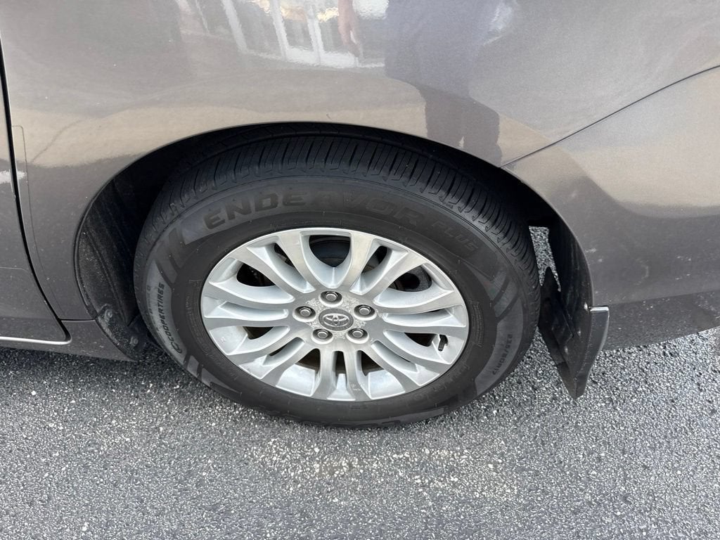 2014 Toyota Sienna XLE V6 8 Passenger