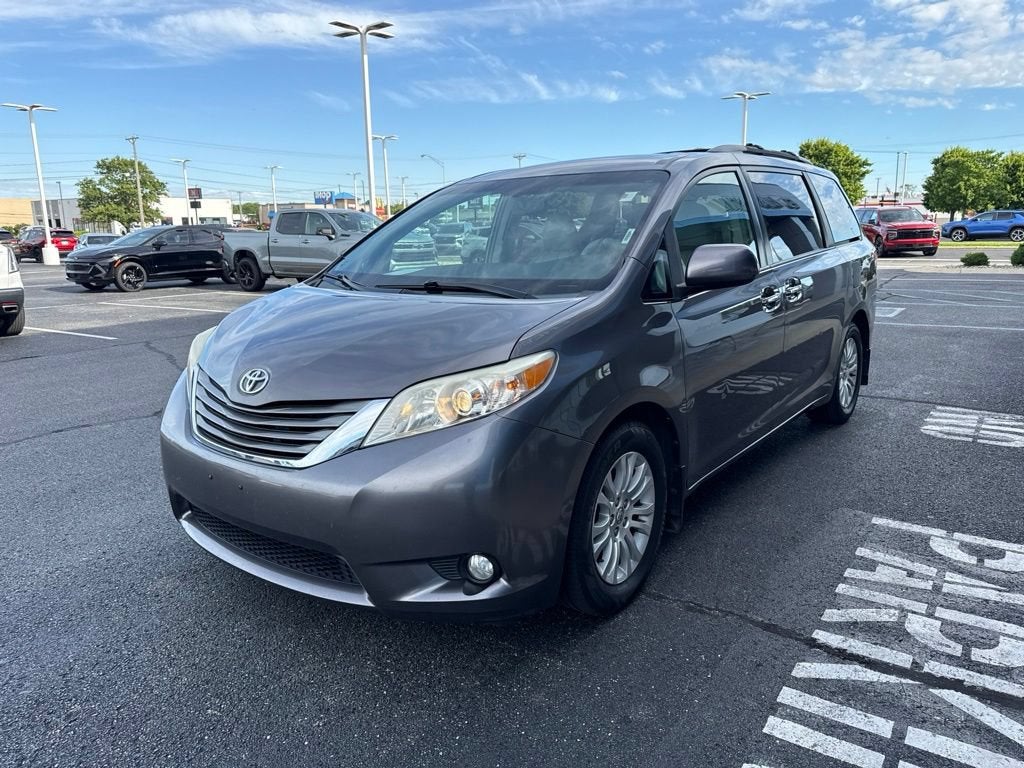 2014 Toyota Sienna XLE V6 8 Passenger