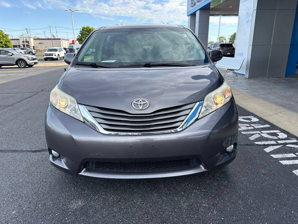 2014 Toyota Sienna XLE V6 8 Passenger