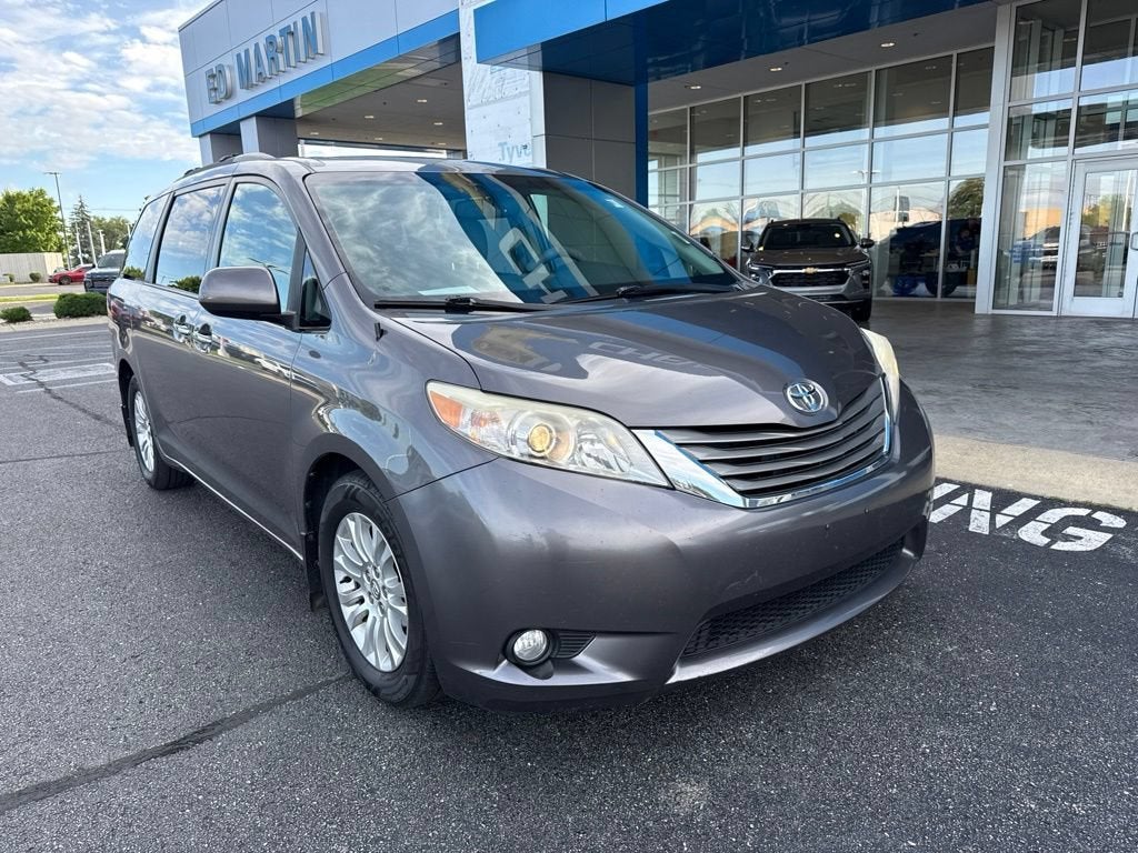 2014 Toyota Sienna XLE V6 8 Passenger