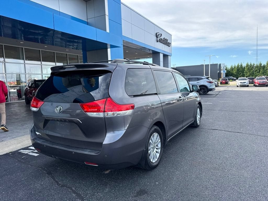 2014 Toyota Sienna XLE V6 8 Passenger
